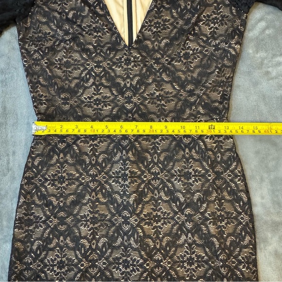 Wilfred Black Lace Dress

#1290 - Picture 5 of 10